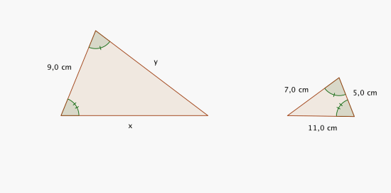 En stor trekant med sidene 9,0 cm, y og x. En liten trekant  med tilsvarende sider på 7,0 cm, 5,0 cmog 11,0 cm. To og to av vinkelene er like store i trekantene.